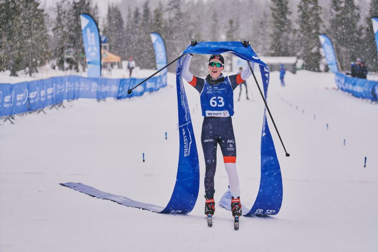 Eline Ekroll (NOR) vinner triatlon for junior kvinner.